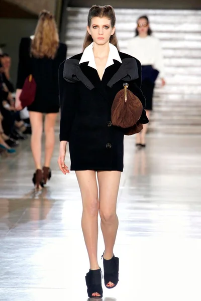 Look 16